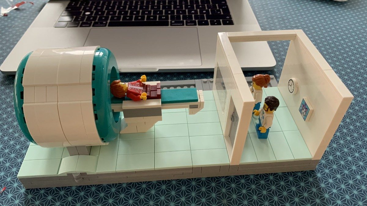 H LEGO δωρίζει σε παιδιατρικές κλινικές μαγνητικούς τομογράφους από τουβλάκια για να διευκολύνει τους μικρούς ασθενείς