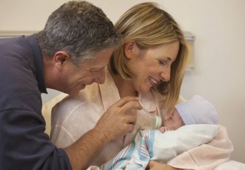Μικρότεροι ή μεγαλύτεροι γονείς; Ποιοι διαπαιδαγωγούν τα παιδιά τους καλύτερα;