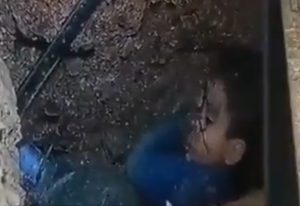 Μάχη με το χρόνο για το αγοράκι που έπεσε σε πηγάδι - Συγκλονιστικές εικόνες (video)