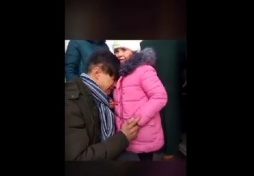 Σπαραγμός στην Ουκρανία: Μπαμπάς αποχαιρετά κλαίγοντας την κόρη του και φεύγει για τον πόλεμο (εικόνες+video)