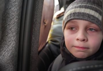 «Αφήσαμε τον μπαμπά στο Κίεβο»: Τα δάκρυα αυτού του παιδιού κάνουν το γύρο του κόσμου (vid)