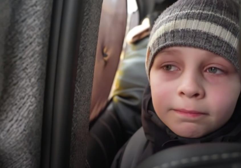 «Αφήσαμε τον μπαμπά στο Κίεβο»: Τα δάκρυα αυτού του παιδιού κάνουν το γύρο του κόσμου (vid)