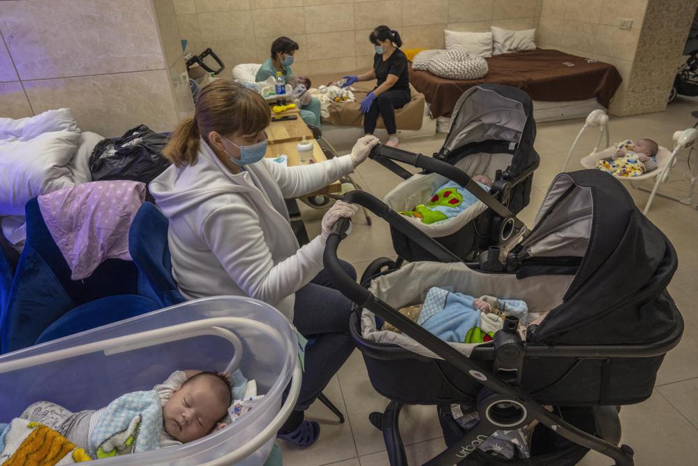 Χωρίς οικογένεια: Βρέφη παρένθετων μητέρων περιμένουν στα υπόγεια μαιευτηρίων στην Ουκρανία