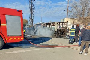 Κίτιο: Λεωφορείο που μετέφερε μαθητές τυλίχτηκε στις φλόγες εν κινήσει και καταστράφηκε ολοσχερώς