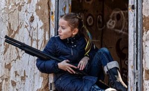 Το κορίτσι με το όπλο και το γλυφιτζούρι: Ο συμβολισμός μίας ερασιτεχνικής φωτό που κάνει τον γύρο του κόσμου (εικόνες)