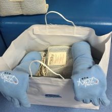 10 ειδικά γάντια αγκαλιάς για τα προωράκια της ΜΕΝΝ του Μακαρείου Νοσοκομείου