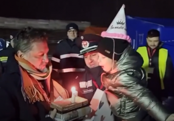 Η αγάπη της μάνας: Διοργάνωσε "πάρτι γενεθλίων" για την κορούλα της μέσα στο στρατόπεδο προσφύγων της Ρουμανίας (video)