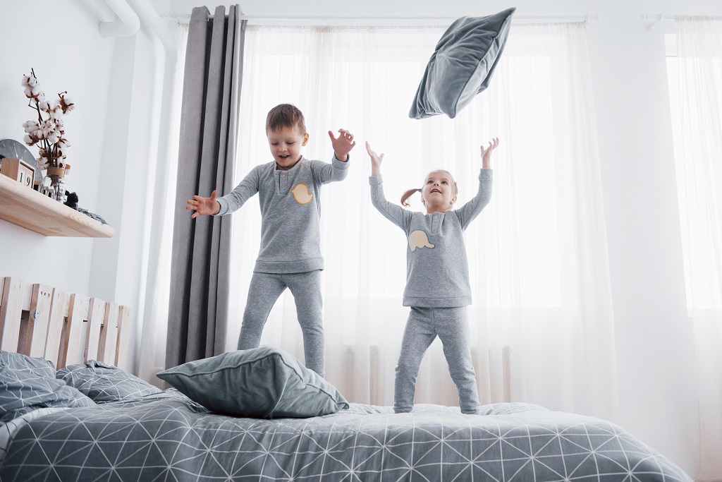 «Πληρώνω τον έφηβο γιο μου να κάνει baby sitting στα αδέλφια του και είμαι περήφανη»