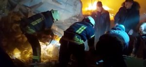 Οι υπηρεσίες έκτακτης ανάγκης της Ουκρανίας ανέφεραν πως από την ρωσική αεροπορική επιδρομή σκοτώθηκαν δύο άνθρωποι, ενώ γυναίκες και παιδιά κρύφτηκαν στα καταφύγια.