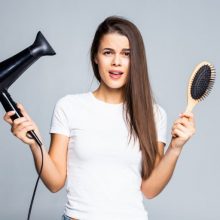 Βαρέθηκες το πιστολάκι; Ιδού, 3 φυσικοί τρόποι για να αποκτήσεις ίσια μαλλιά