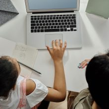 Προσδοκίαι γονέων παιδεύουσι τέκνα: Αξίζει να ακούσουμε αυτή τη φιλόλογο...