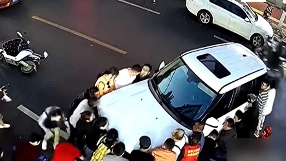 Επική διάσωση: Περαστικοί σήκωσαν με τα χέρια τους ολόκληρο τζιπ για να απεγκλωβίσουν κοριτσάκι! (video)