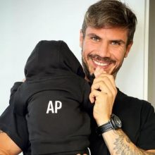 O Άκης Πετρετζίκης θα γίνει μπαμπάς για δεύτερη φορά!