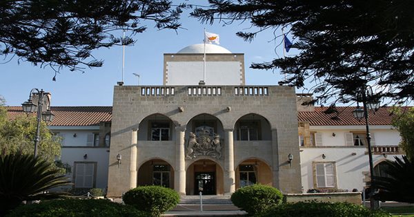 Οκτώ λεωφορεία με διαμαρτυρόμενους μαθητές κατευθύνονται στο Προεδρικό Μέγαρο