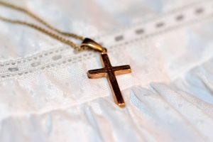 Μία διαφορετική αγγελία: Κύπρια μαμά ζητά... νονά/νονό για το μωράκι της