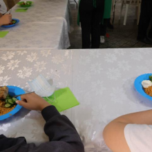 Ένα υγιεινό μεσημεριανό γεύμα για εκατονάδες παιδιά που το έχουν ανάγκη