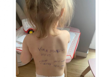 Ουκρανία: Η 3χρονη με τα στοιχεία γραμμένα στην πλάτη της συγκλονίζει τον πλανήτη