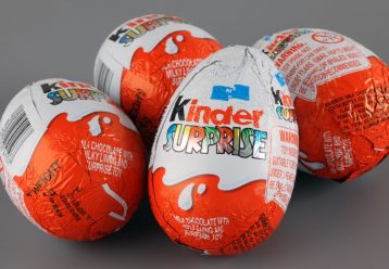 η Ferrero ανακοίνωσε την Πέμπτη ότι απέκτησε δεδομένα σχετικά με την αιτία των κρουσμάτων. Συγκεκριμένα, η σαλμονέλα προήλθε από ένα φίλτρο στην έξοδο των δεξαμενών πρώτων υλών εργοστασίου της στην Αρλόν του Βελγίου, στα μέσα Δεκεμβρίου, σύμφωνα με την εταιρεία. Η Ferrero, η οποία ανακάλεσε ορισμένα δυνητικά μολυσμένα προϊόντα στο Ηνωμένο Βασίλειο και την Ιρλανδία το προηγούμενο διάστημα, διεύρυνε τις ανακλήσεις την Πέμπτη για να συμπεριλάβει και άλλες σοκολάτες που παρασκευάζονται στο βελγικό εργοστάσιο. Αυτές περιλαμβάνουν παρτίδες του Kinder Surprise, του Kinder Mini Eggs και του Kinder Schokobons. Μέχρι την Τρίτη, 134 κρούσματα σαλμονέλας είχαν αναφερθεί σε όλη την Ευρώπη, με «συγκεκριμένα προϊόντα σοκολάτας» να προσδιορίζονται ως πιθανή αιτία, ανέφερε σε ανακοίνωσή της η Ευρωπαϊκή Αρχή για την Ασφάλεια των Τροφίμων. Τα περισσότερα κρούσματα εντοπίστηκαν στη Βρετανία, σε παιδιά κάτω των 10 ετών. «Λυπούμαστε βαθύτατα για αυτό το θέμα και θα θέλαμε να ευχαριστήσουμε τις αρχές για τη συνεχή συνεργασία και τις συστάσεις», είπε η Ferrero, προσθέτοντας ότι έχει αντικαταστήσει το φίλτρο και εντείνει τους ποιοτικούς ελέγχους στο εργοστάσιο.