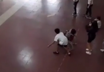 Μόνο συγκίνηση: Μαθητής δεν αφήνει μόνο ανάπηρο συμμαθητή του σε σκυταλοδρομία (video)
