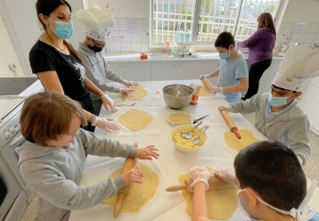 Μικροί μαθητές μπήκαν στην σχολική κουζίνα και έφτιαξαν πασχαλιάτικες φλαούνες! (φωτογραφίες)