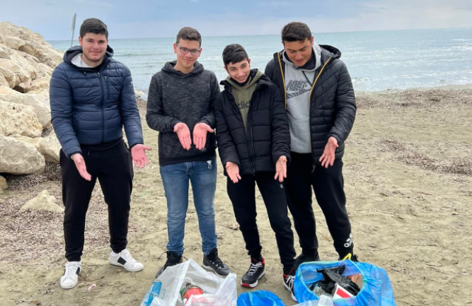 H Παραλία των Φοινικούδων είναι από σήμερα πιο καθαρή χάρη στους μαθητές του Λυκείου Αραδίππου «Τάσος Μητσόπουλος»