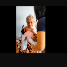 Νοσηλεύτρια δείχνει το μωρό της σε ηλικιωμένους γηροκομείου και η αντίδρασή τους είναι ανεκτίμητη! (video)