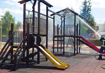 Εικόνες ντροπής στη Λάρνακα: Έβαλαν φωτιά στα παιχνίδια του Πάρκου Πειραιώς (φωτογραφίες)