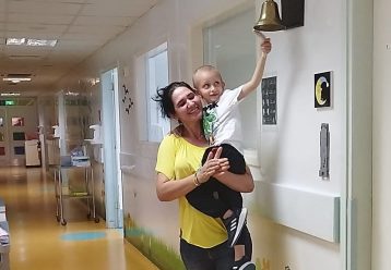 Ο μικρός Νικόλας κέρδισε τον καρκίνο και χτύπησε το καμπανάκι της νίκης! (εικόνες+video)