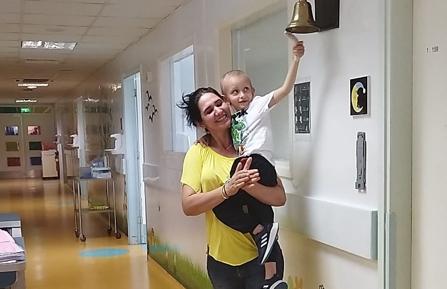 Ο μικρός Νικόλας κέρδισε τον καρκίνο και χτύπησε το καμπανάκι της νίκης! (εικόνες+video)