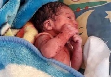 Βίντεο: Η συγκλονιστική στιγμή που σώζουν νεογέννητο μέσα από κάδο σκουπιδιών