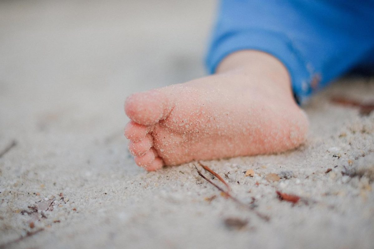 Αφήστε το μωρό σας να περπατά ξυπόλητο: Ο παιδίατρος εξηγεί γιατί δεν είναι κακό