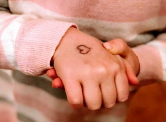 Ο σπαρακτικός λόγος που μία μαμά στέλνει την κόρη της κάθε μέρα σχολείο με ζωγραφισμένη μία καρδούλα στο χέρι