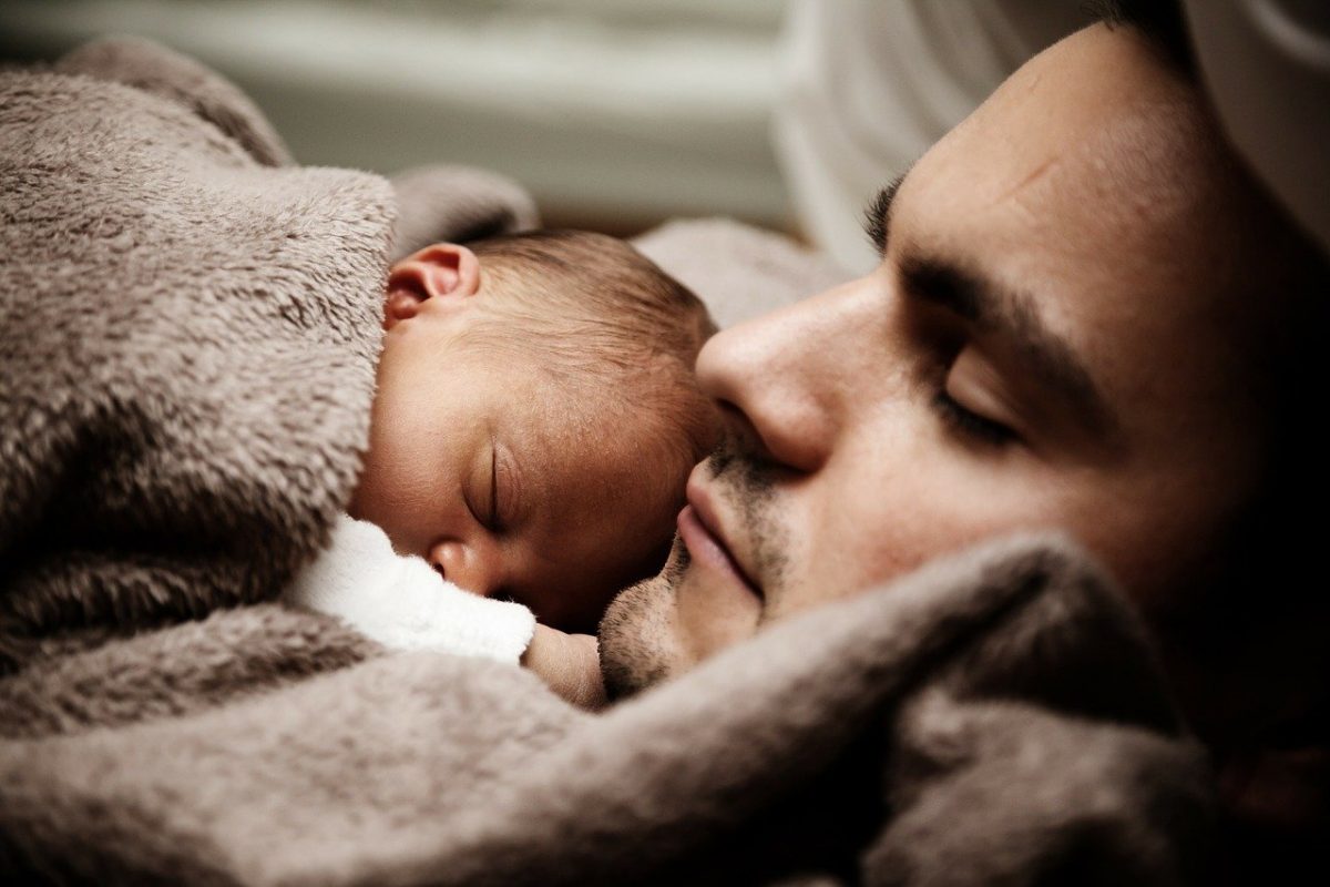 Νέος μπαμπάς εξηγεί γιατί... δεν ξυπνά τη νύχτα για να φροντίσει το μωρό