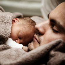 Νέος μπαμπάς εξηγεί γιατί... δεν ξυπνά τη νύχτα για να φροντίσει το μωρό