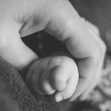 Ανείπωτη τραγωδία: Μητέρα πέθανε μετά τη γέννα ενώ θήλαζε - Η μοιραία πτώση με το μωρό