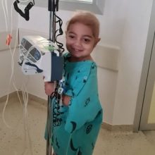 Η μικρή Εβελίνα δίνει μάχη με σπάνιο επιθετικό καρκίνο και χρειάζεται τη βοήθειά μας