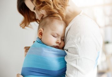 Αγκαλιά «καγκουρό»: Τα σωτήρια οφέλη για τα νεογέννητα και πώς να την εφαρμόσετε
