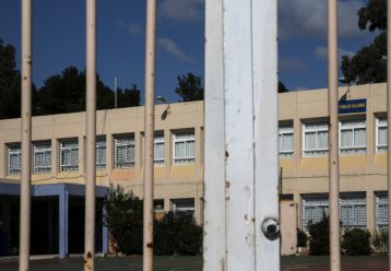 Σχολείο δύο ετών με… τρύπες στο δάπεδο και επικίνδυνες σκάλες για τα παιδιά