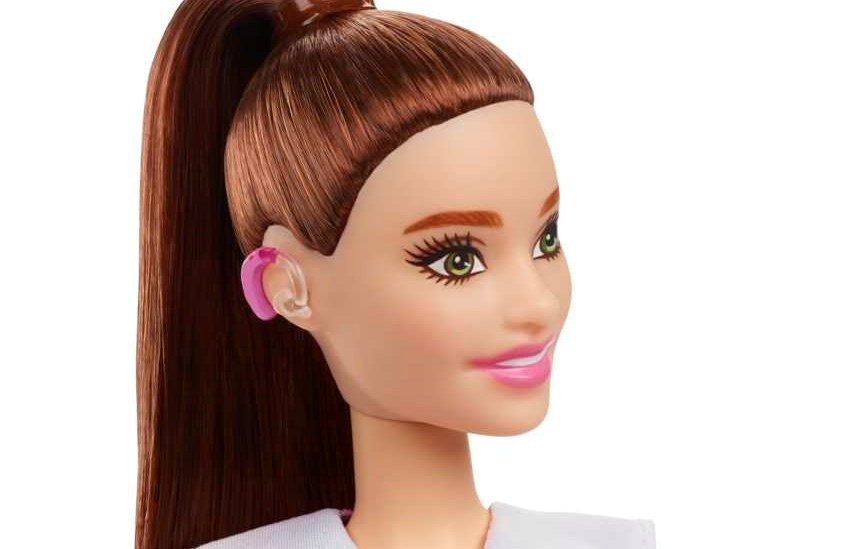 Η νέα Barbie φοράει ακουστικό βαρηκοΐας ενώ ο Ken έχει λεύκη -όπως αμέτρητα παιδιά στον πλανήτη, δηλαδή