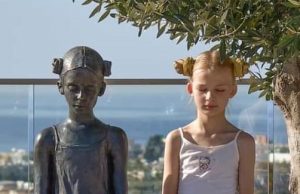 «Το κορίτσι και το σπουργίτι»: H πιο viral φωτογραφία του Nature Vibes είναι από την Κύπρο!