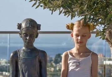 «Το κορίτσι και το σπουργίτι»: H πιο viral φωτογραφία του Nature Vibes είναι από την Κύπρο!