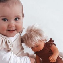 Μία βαθιά συγκινητική ιστορία πίσω από μία φωτογραφία ενός μωρού με την κούκλα του