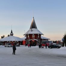 Ροβανιέμι: Κι όμως, το πάρκο του Άη Βασίλη μόνο εορταστικό δεν είναι...