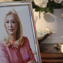 Σε κλίμα συγκίνησης το τελευταίο «αντίο» στη Ζέτα Αιμιλιανίδου