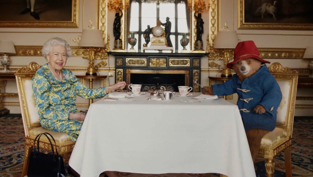 Οι εορτασμοί του Ιωβηλαίου ολοκληρώθηκαν με την Βασίλισσα να πίνει τσάι με τον Paddington!