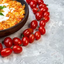Στραπατσάδα με ζυμαρικά: Μία εύκολη, καλοκαιρινή συνταγή που θα λατρέψει όλη η οικογένεια