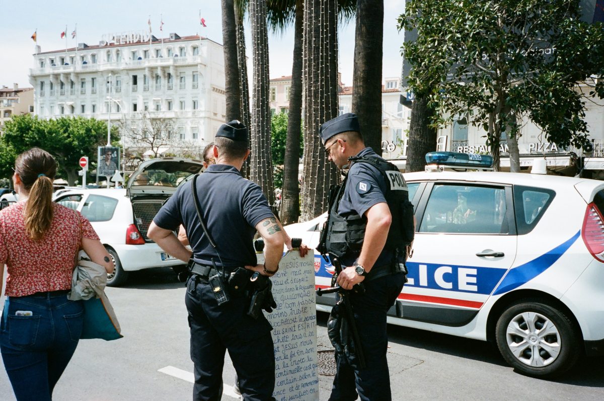 Σοκ: Εκτέλεσαν εν ψυχρώ 20χρονη που είχε βγάλει βόλτα το μωρό της