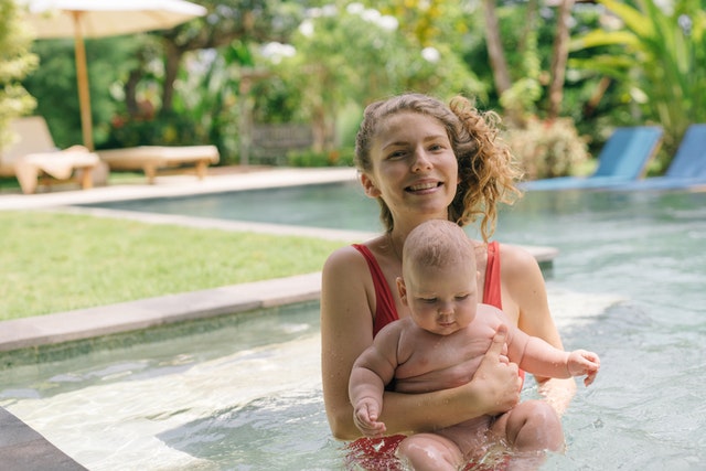 Μπορώ να βάλω το μωρό μου στην πισίνα του ξενοδοχείου; Ο παιδίατρος απαντά