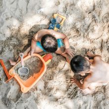 «Παιχνίδια στην Άμμο»: Δύο φανταστικά εργαστήρια περιμένουν τα παιδιά μας το ερχόμενο σαββατοκύριακο!