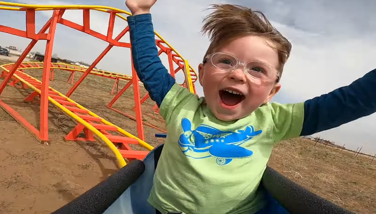 Μπαμπάς για βραβείο έφτιαξε ολόκληρο rollercoaster για τον 3χρονο γιο του! (video)